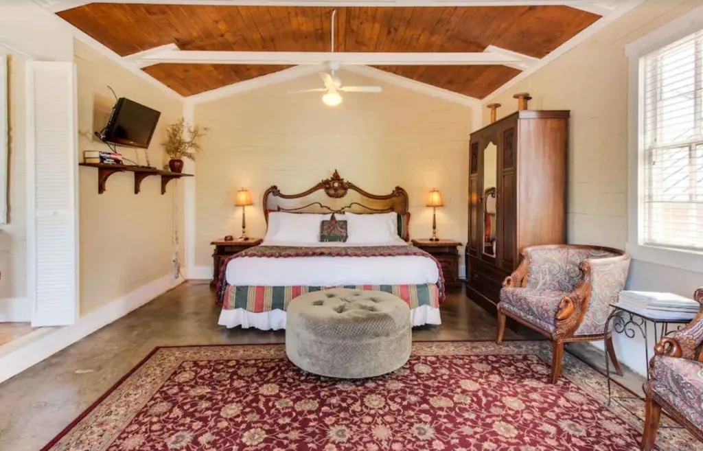 This romantic studio site is one of the best Airbnb in Fredericksburg TX