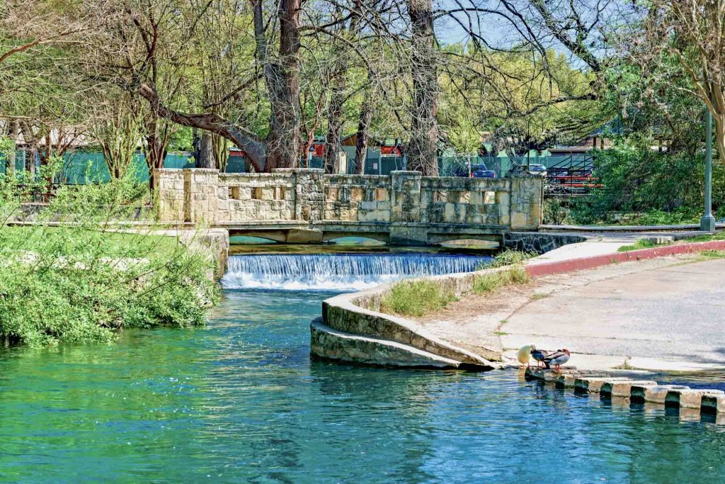 It's a good date idea in San Antonio to share a picnic at Brackenridge Park