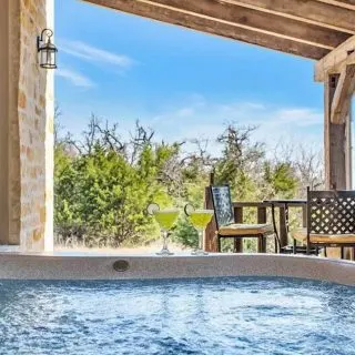 Cabin with hot tub in Fredericksburg, Texas