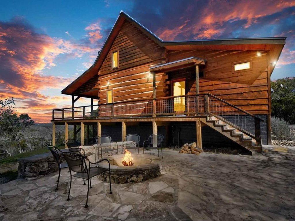 Rustic luxury cabin near Wimberley and San Marcos