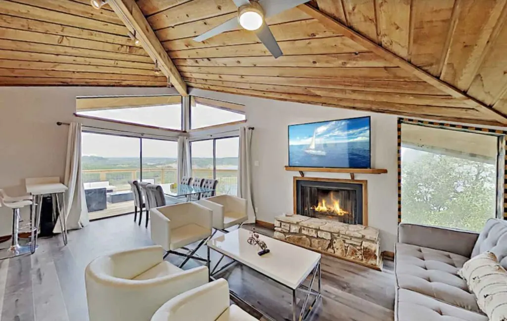 This Modern Luxury Treehouse on Lake Travis is one of the best treehouse rentals in Texas