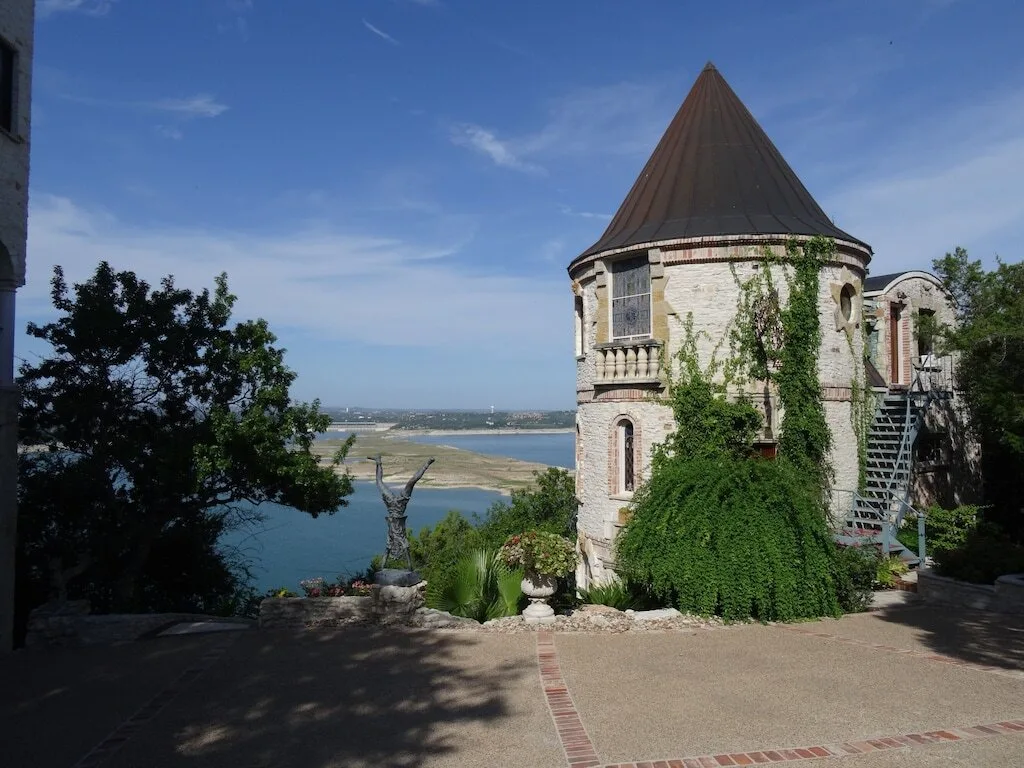 Lake Travis Castle in Texas to rent