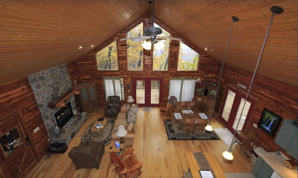 This little cabin in the woods is one of the cozy cabins in Arkansas