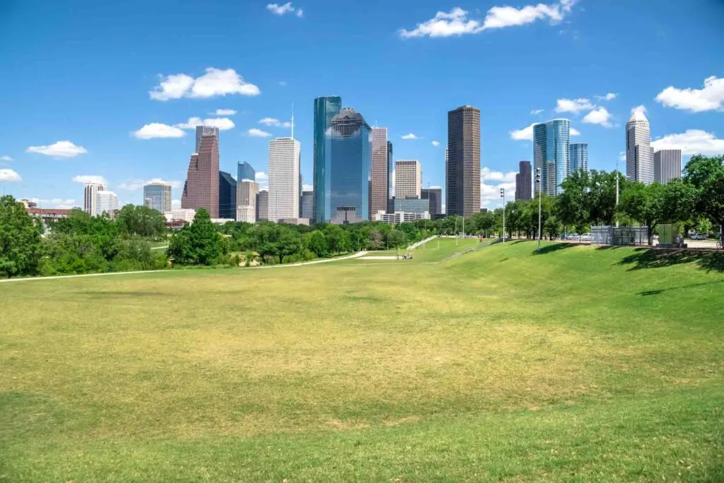 Enjoying a picnic at Buffalo Bayou Park is one of the cool date ideas in Houston