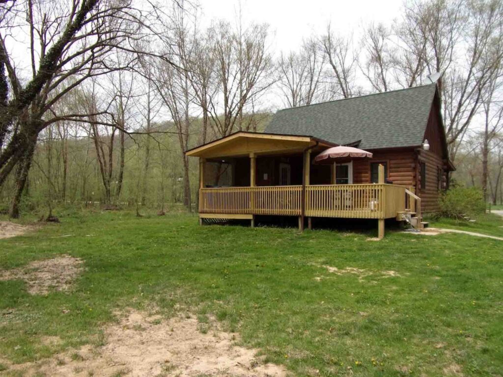 Lovely repurposed log cabin with hot tub in Ohio