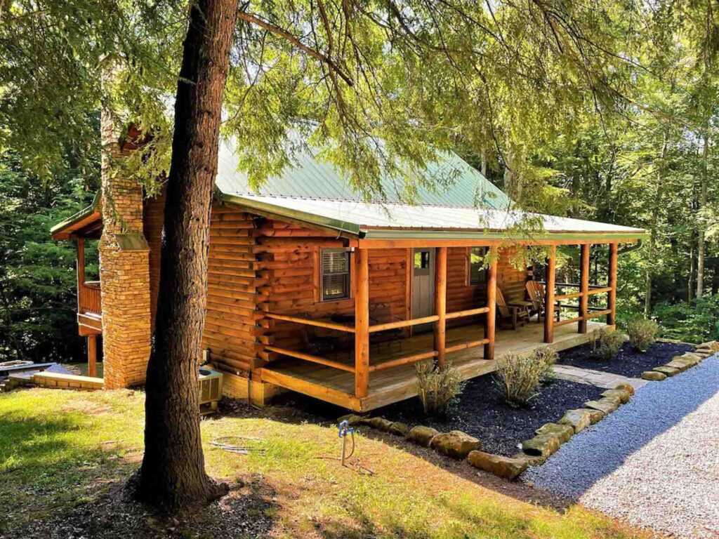 A spacious log cabin in the hear of Hocking hills