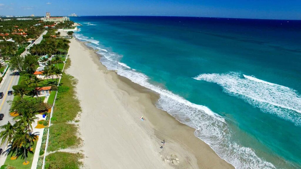 the beautiful coast line of Palm Beach in Florida