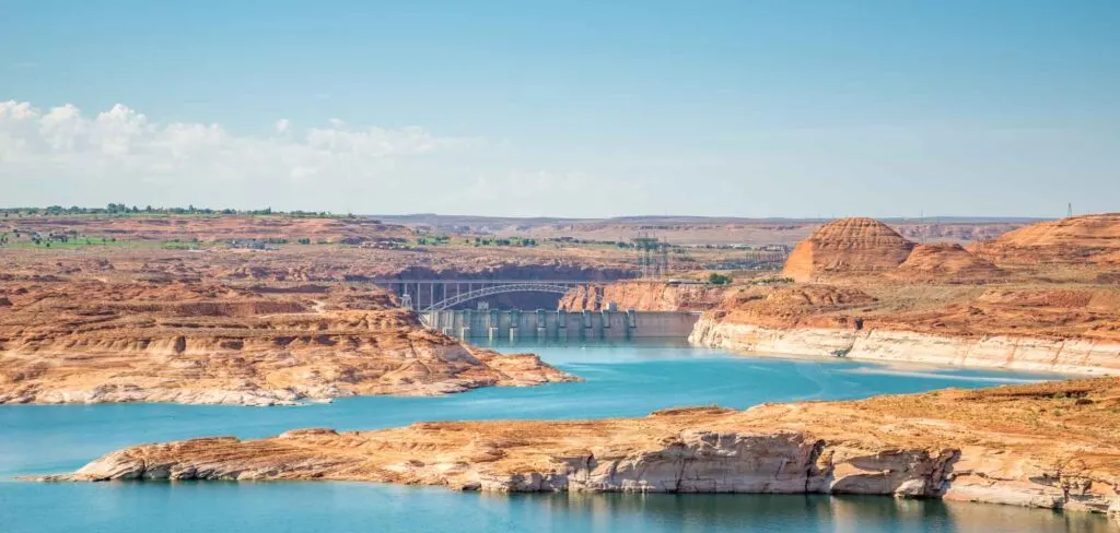 Beautiful landscape surrounding Glen Canyon Dam and Bridge