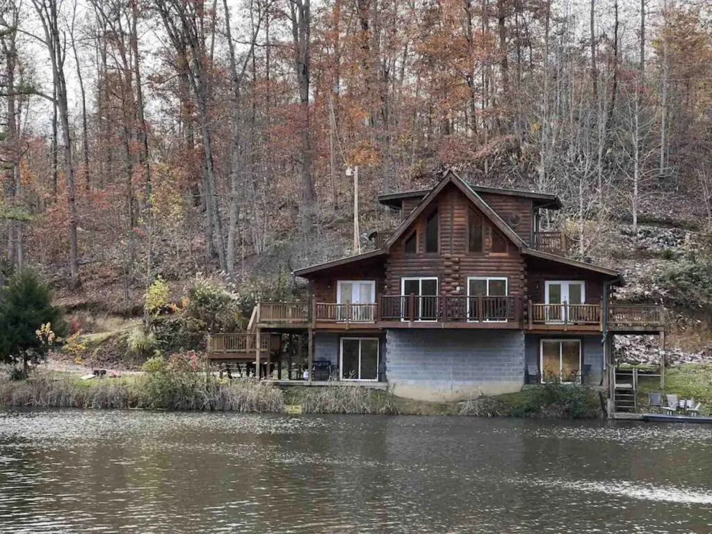 A Sleepy Bear's Dream cabin with hot tub in Kentucky