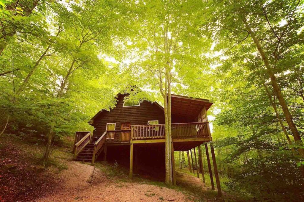 Magical Wanderland Cabin with hot tub in Kentucky