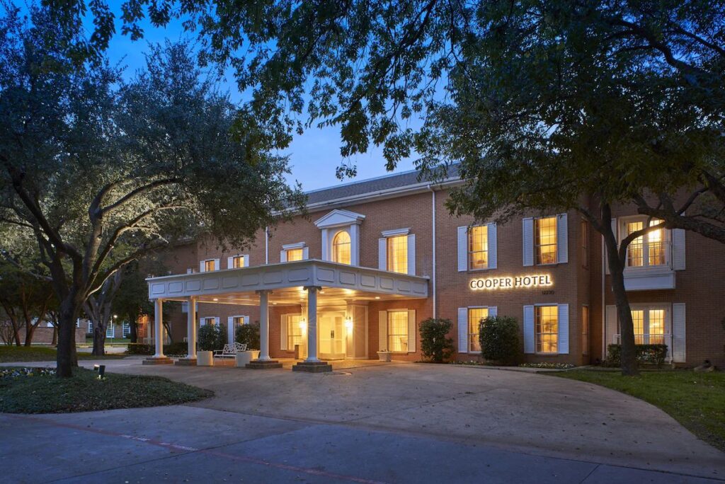 One of the most romantic hotels in Dallas-Fort Worth northern area is Cooper Hotel
